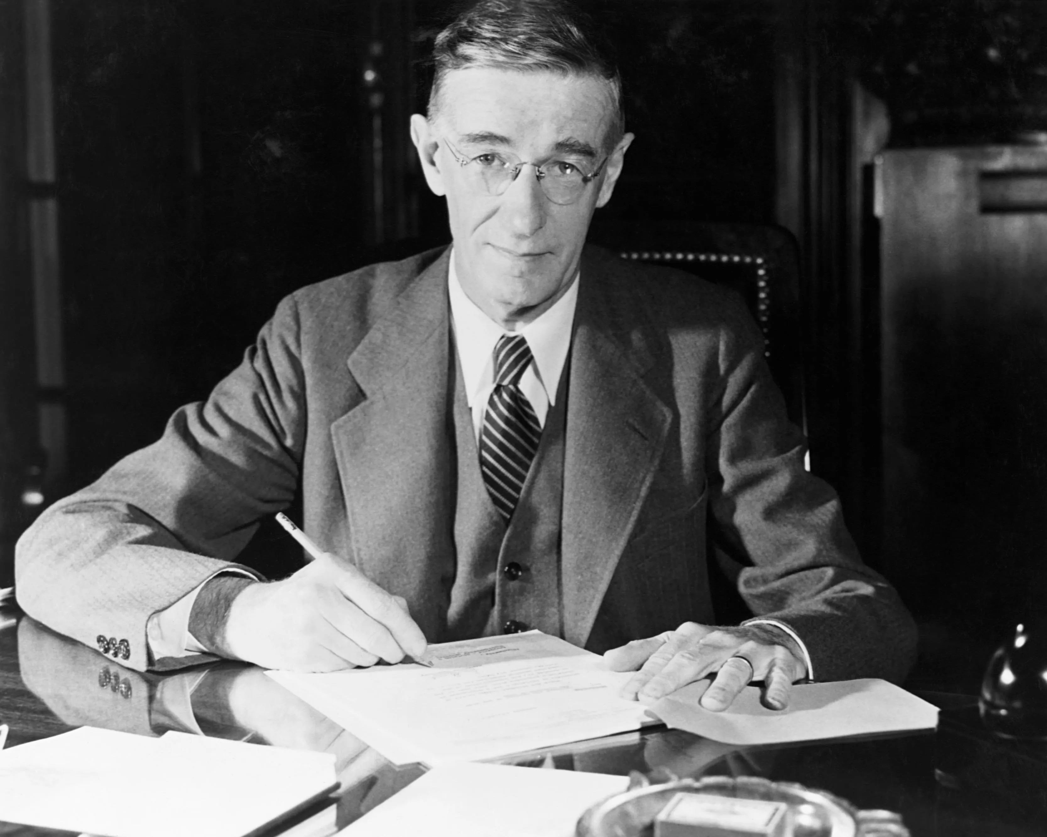 Vannevar Bush – visionary who conceived the Memex in 1945, inspiring hypertext and the World Wide Web